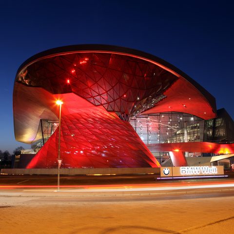 BMW Welt bei Nacht rot beleuchtet, © München Tourismus, S. Müller