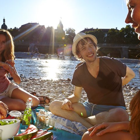 Freunde an der Isar © München Tourismus, Christian Kasper