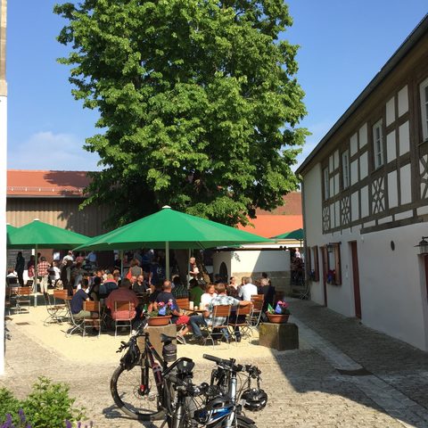 Biergarten mit Radfahrer. Quelle: Archiv Gemeinde Neudrossenfeld, Herr Wunner, Stadt Bayreuth, Frau Dr. Fohrbeck, privat.