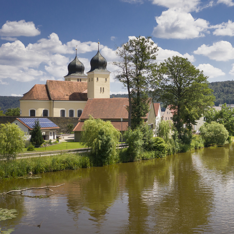 Beilngries Kottingwörth Kirche St. Vitus_mit Paddlern auf der Altmühl  © Naturpark Altmühltal | Fotograf Dietmar Denger