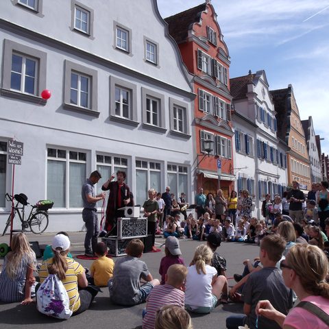 Stadt Oettingen Osterbrunnenfest am Marktplatz @ Anja Friedel Quelle: Tourist-Information Oettingen 