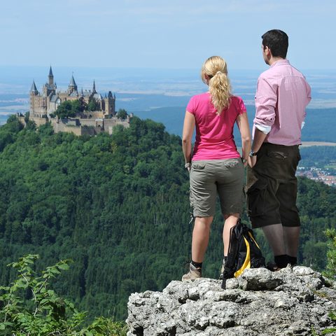 Blick vom Zeller Horn zur Burg Hohenzollern s. Beschreibung + Foto: Stadtverwaltung Albstadt; Amt für Kultur, Tourismus und bürgerschaftliches Engagement Quelle: Schwäbische Alb Tourismusverband e. V. 