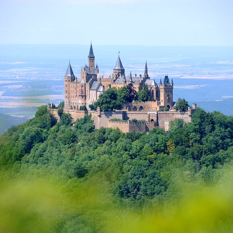Blick vom Zeller Horn zur Burg Hohenzollern Foto: Stadtverwaltung Albstadt; Amt für Kultur, Tourismus und bürgerschaftliches Engagement Quelle: Schwäbische Alb Tourismusverband e. V. 