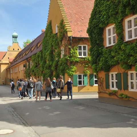 Besuchergruppe in der Fuggerei,  Bild Regio Augsburg Tourismus GmbH, Friedrich Stettmayer