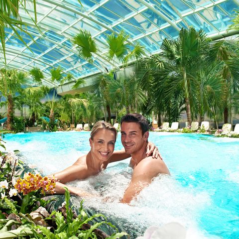 THERME Bad Wörishofen  Pärchen in Saunalagune  © Kur- und Tourismusbetrieb Bad Wörishofen