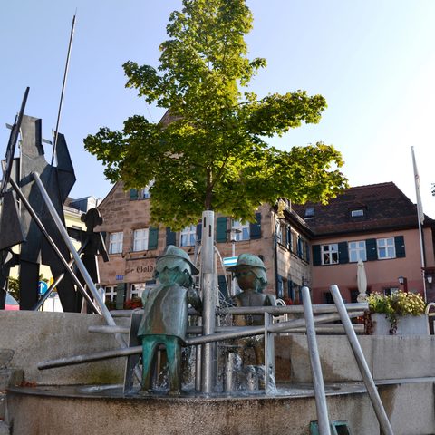 Spielzeugbrunnen und Marktplatz Quelle: ZiMa Zirndorf Marketing eG Tourist Information Zirndorf