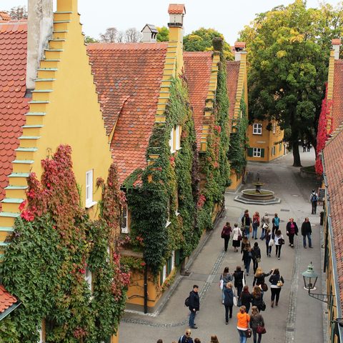 Besuchergruppe in der Fuggerei Bild Regio Augsburg Tourismus GmbH  Reinhard Paland