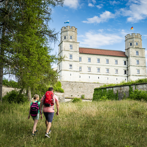 Eichstätt Willibaldsburg mit Wanderern ©Naturpark Altmühltal | Fotograf Dietmar Denger