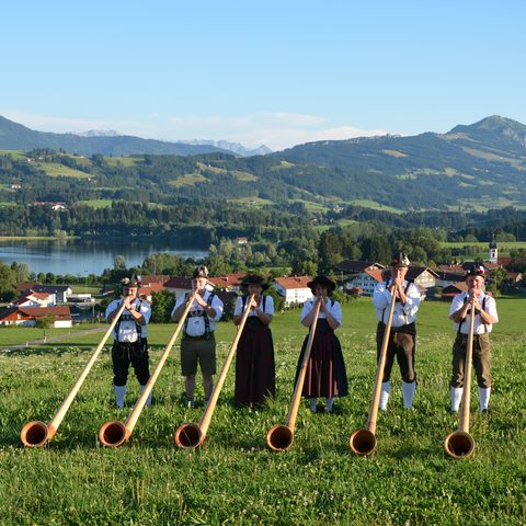 Sulzberg Alphornbläser am Rottachsee © Eva Rang Quelle: Allgäuer Seenland 
