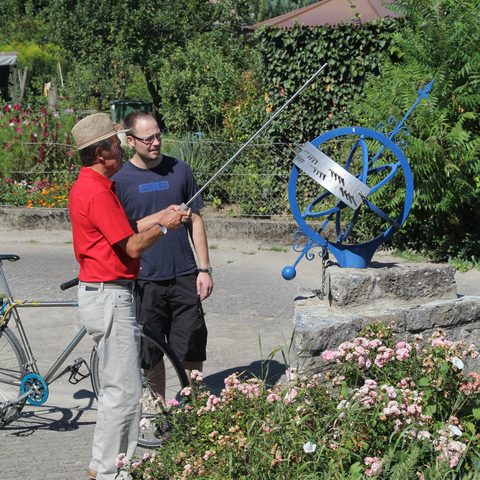 Sonnenuhr am Weinbergswanderweg Gästebegrüßung Quelle: Stadt Röttingen  Foto Dr Michael Gura 