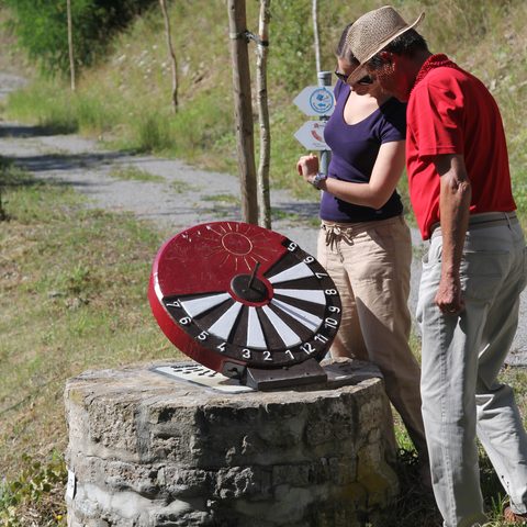 Sonnenuhr am Weinbergswanderweg Gästebegrüßung Quelle: Stadt Röttingen  Foto Dr Michael Gura 