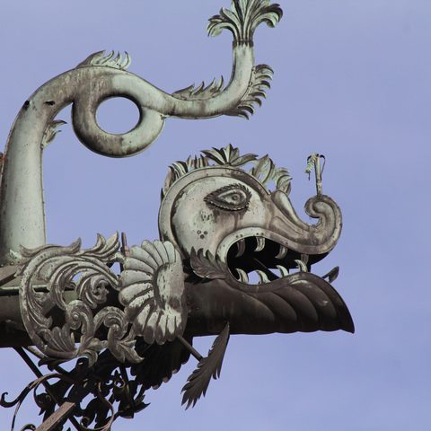 Wasserspeier Rathaus mit Maibaum Quelle: Stadt Röttingen Foto Evelyn Lorenz