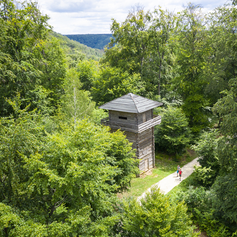 Kipfenberg Wanderer vorm Limesturm_ ©Naturpark Altmühltal | Fotograf Dietmar Denger