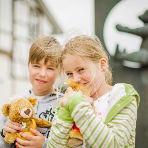 Kinder vor dem Steiff Museum Foto: Stadt Giengen an der Brenz Quelle: Schwäbische Alb Tourismusverband e. V. 