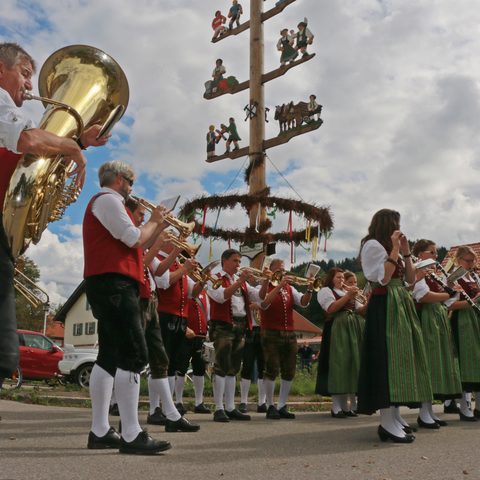 Weitnau Maibaum in Wengen Musikkapelle Quelle: Allgäuer Seenland 