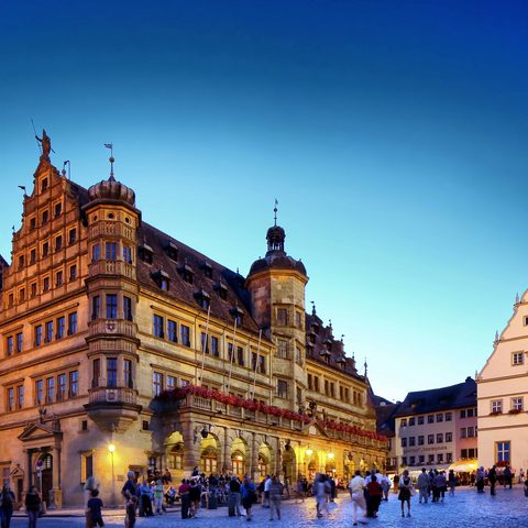 Rathaus und Marktplatz am Abend ©Rothenburg Tourismus Service