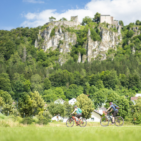 Arnsberg Radfahrer vor Burg Arnsberg. ©Naturpark Altmühltal | Fotograf Dietmar Denger