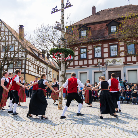 Tanz um den Maibaum © Hartmut Assel / Stadt Burgbernheim