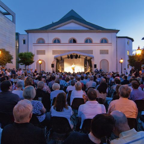 Bühne auf dem Karlsplatz © Till Benzin Quelle: Kongress- und Touristikbetriebe der Stadt Aschaffenburg 