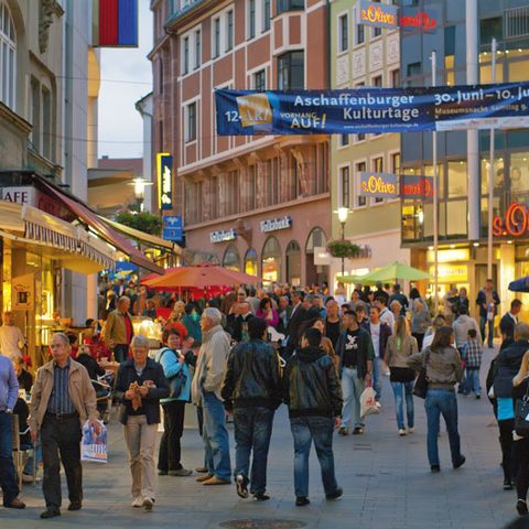 Shopping in der Herstallstraße © Till Benzin Quelle: Kongress- und Touristikbetriebe der Stadt Aschaffenburg 