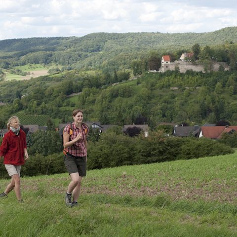 Wanderer Schlossruine  Kînigsberg i. Bay. (c) Andreas Hub/Haßberge Tourismus