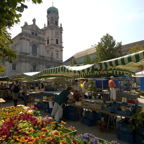Domplatz_Wochenmarkt_Foto Passau Tourismus e.V.  Quelle: Tourismusverbandes Ostbayern e.V.