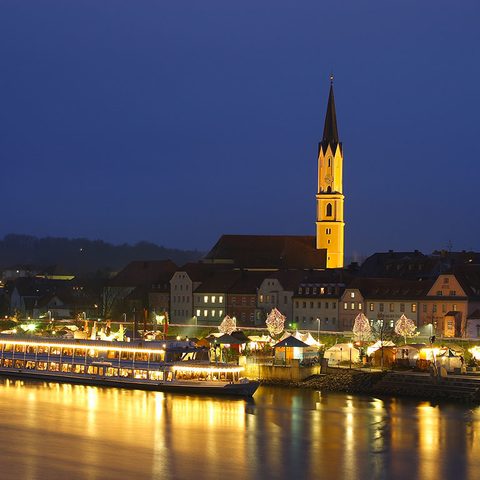 Schwimmender Christkindlmarkt Quelle: Stadt Vilshofen an der Donau Fotograf: Peter Georg Laudi