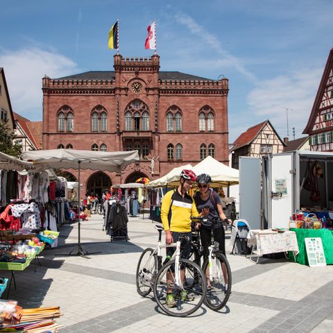 Marktplatz mit Rathaus, Fachwerkhäusern und Marktplatzbrunnen Fotograf: Holger Leue Copyright: Stadt Tauberbischofsheim