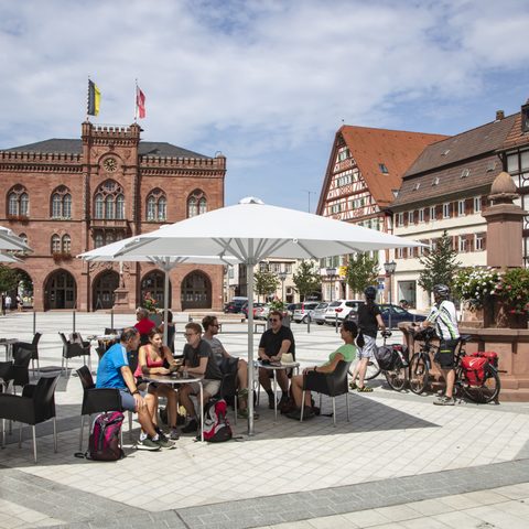 Marktplatz mit Rathaus, Fachwerkhäusern und Marktplatzbrunnen Fotograf: Holger Leue Copyright: Stadt Tauberbischofsheim