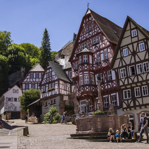 Marktplatz mit Familie II © Holger Leue Quelle: DREI AM MAIN