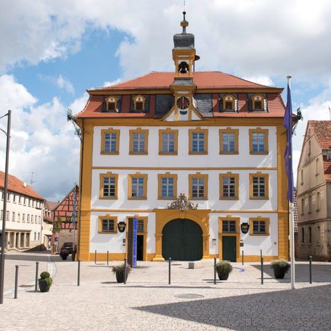 Rathaus und Marktplatz Quelle: Stadt Röttingen  Foto: H-J Hummel