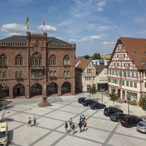 Marktplatz mit Rathaus, Fachwerkhäusern und Marktplatzbrunnen Fotograf: Holger Leue Copyright: Stadt Tauberbischofsheim