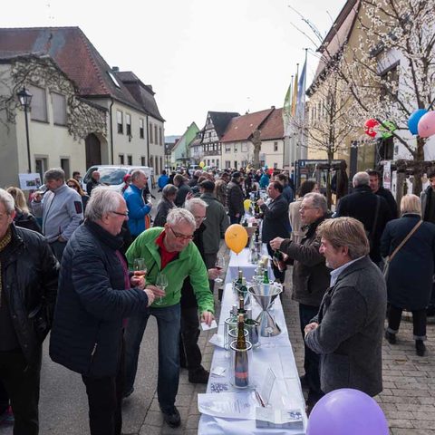 Impressionen von der Jungweinpräsentation zur Mandelblüte in der Hauptstraße Quelle: Touristikrat Nordheim am Main