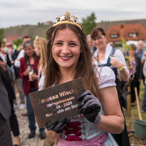 Nordheims Weinprinzessin Vanessa Wischer freut sich über ihre persönliche Gedenktafel. Quelle: Touristikrat Nordheim am Main