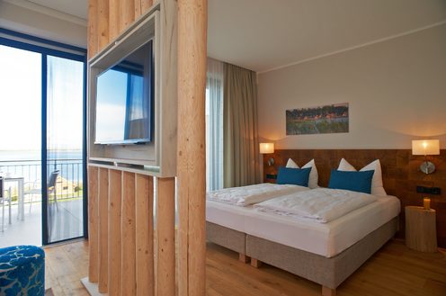 Hotelzimmer mit Doppelbett und Seeausblick