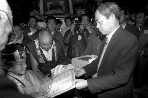 Photograph of Ren Wuzhi and Karmapa Ogyen Trinley Dorje, 1992