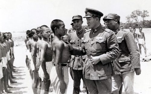 Photograph of General Sun Li-jen and trainees