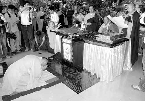 Photograph of Zhongba bowing before and Ben Huan, 2007