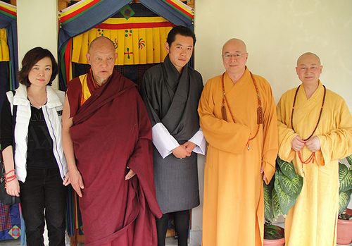 Photograph of Hai Tao with Loo Chooi Ting, Khenpo Karpo, 5th King of Bhutan, Hai Tao, Chuan Xi, 2009