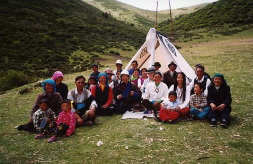 Photo of Yangjin Lamu with Tibetan family