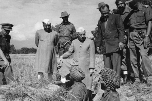 Photograph of Nehru and soldiers in 1962