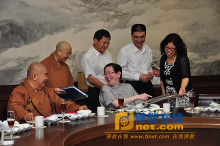 Photograph of Wang Zuo'an and Hsing Yun, 2010