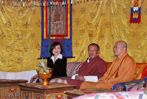 Photograph of Loo Chooi Ting, Jigme Thinley, and Hai Tao, 2009