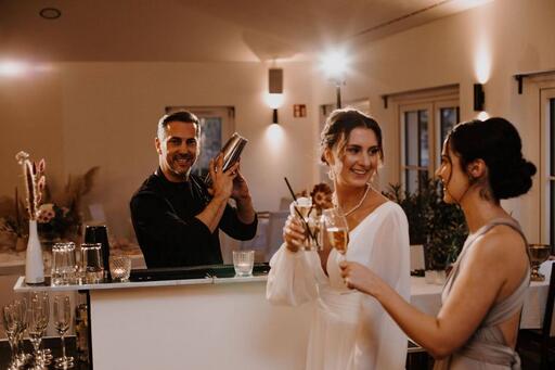 Mobile Cocktailbar- Ein Barkeeper Mix live vor den Augen der Gäste ihren Wunsch Drink