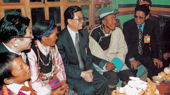 Photograph of Hu Jintao, Pagbalha Geleg Namgyai, and ethnic Tibetans