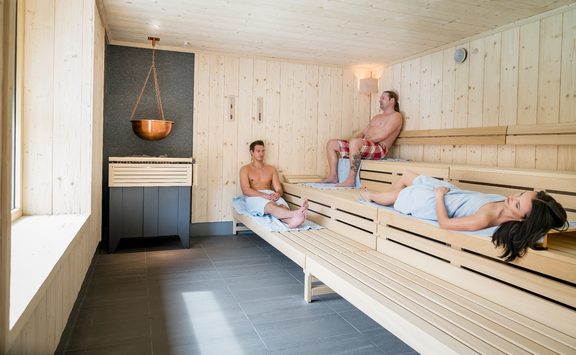 Steifen sauna Machtspiele in