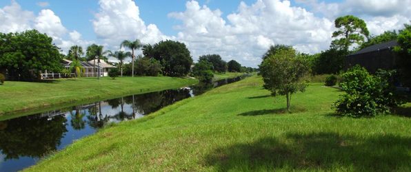 Blick von einem Baugrundstück am Frischwasser Kanal zur Nachbarschaft in Charlotte County