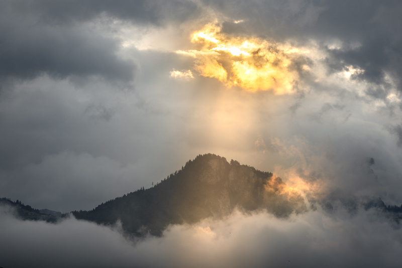 Die Sonne bricht durchs Nebelmeer, am Walensee