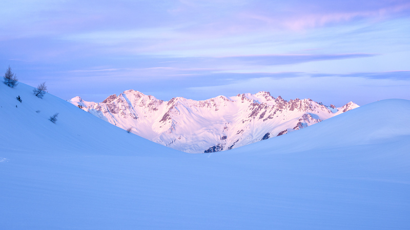 Blaue Stunde in einer Schneelandschaft