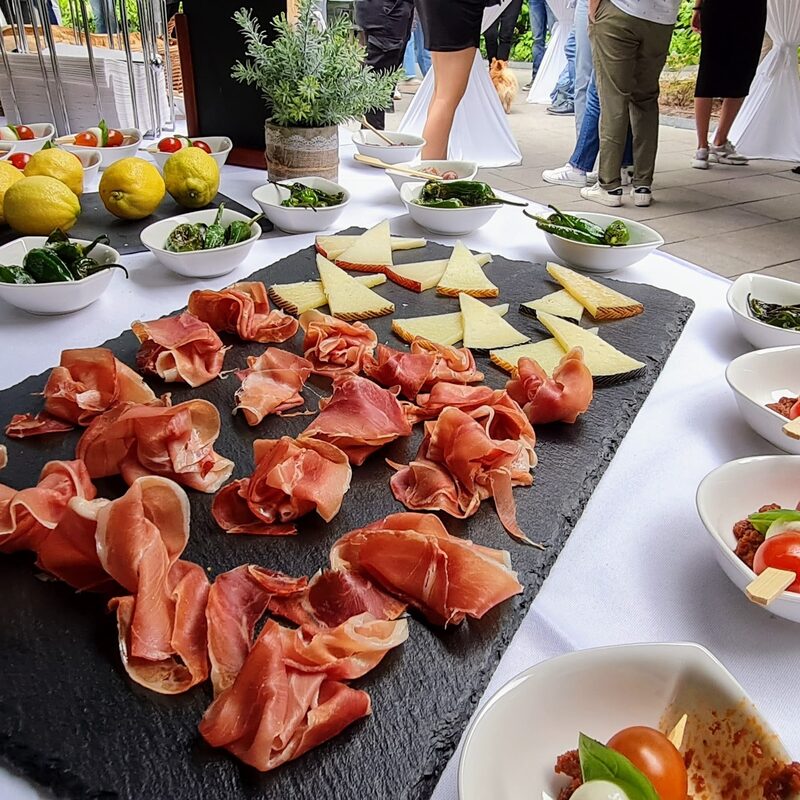 Tisch mit Fingerfood